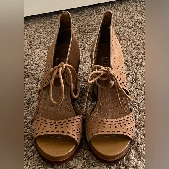 Gianni Bini Stylish Tan Women's Shoes - Picture 1 of 6